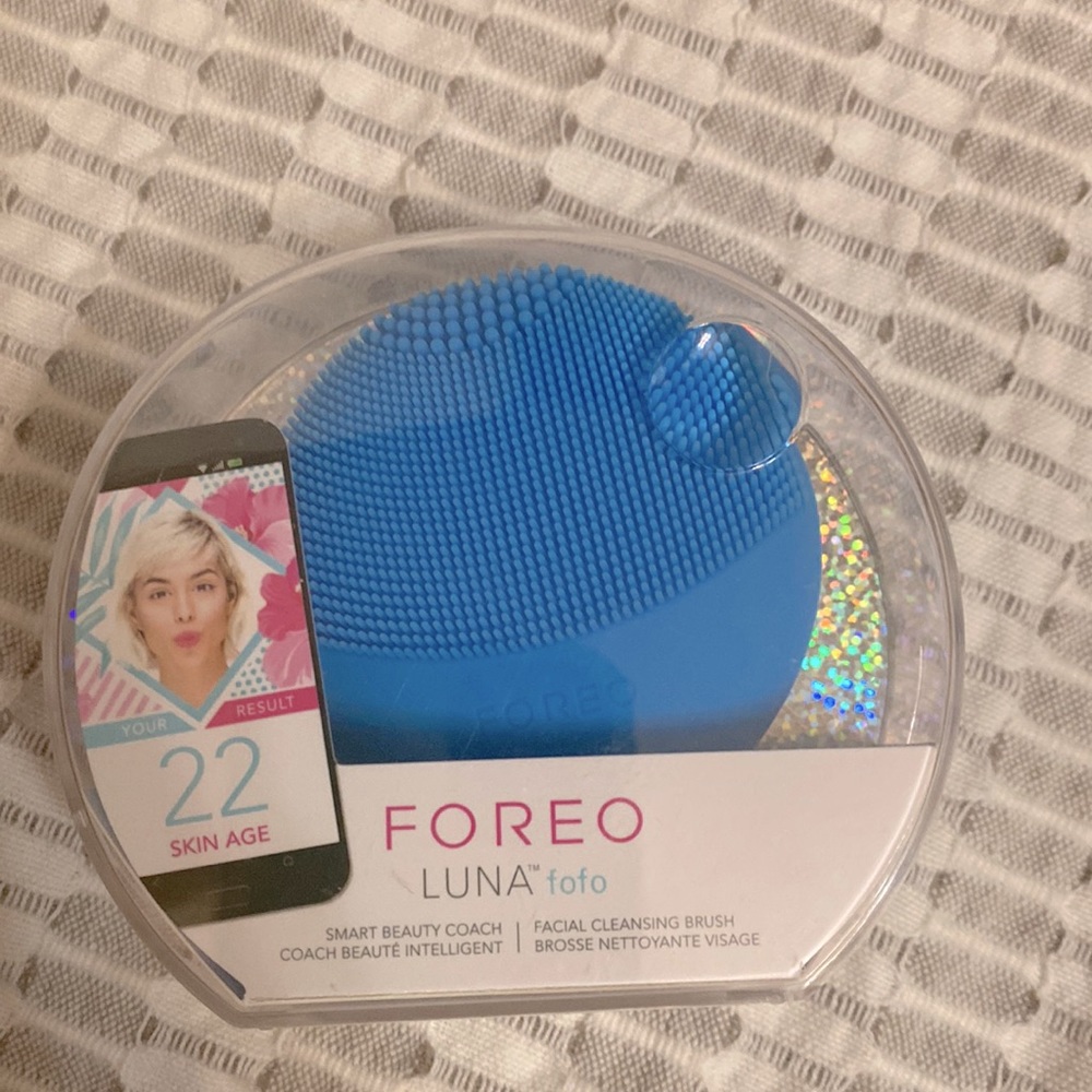 NEVER OPENED OR USED Smart beauty facial cleaning brush